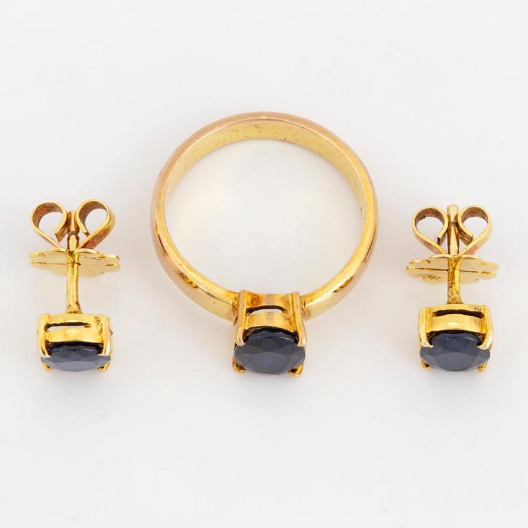 RING OCH ÖRHÄNGEN, tre delar, guld och safirer.
