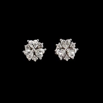 ÖRHÄNGEN, 18K vitguld med briljantslipade och hjärtslipade diamanter, 0.66 ct. Vikt 2,0 g.