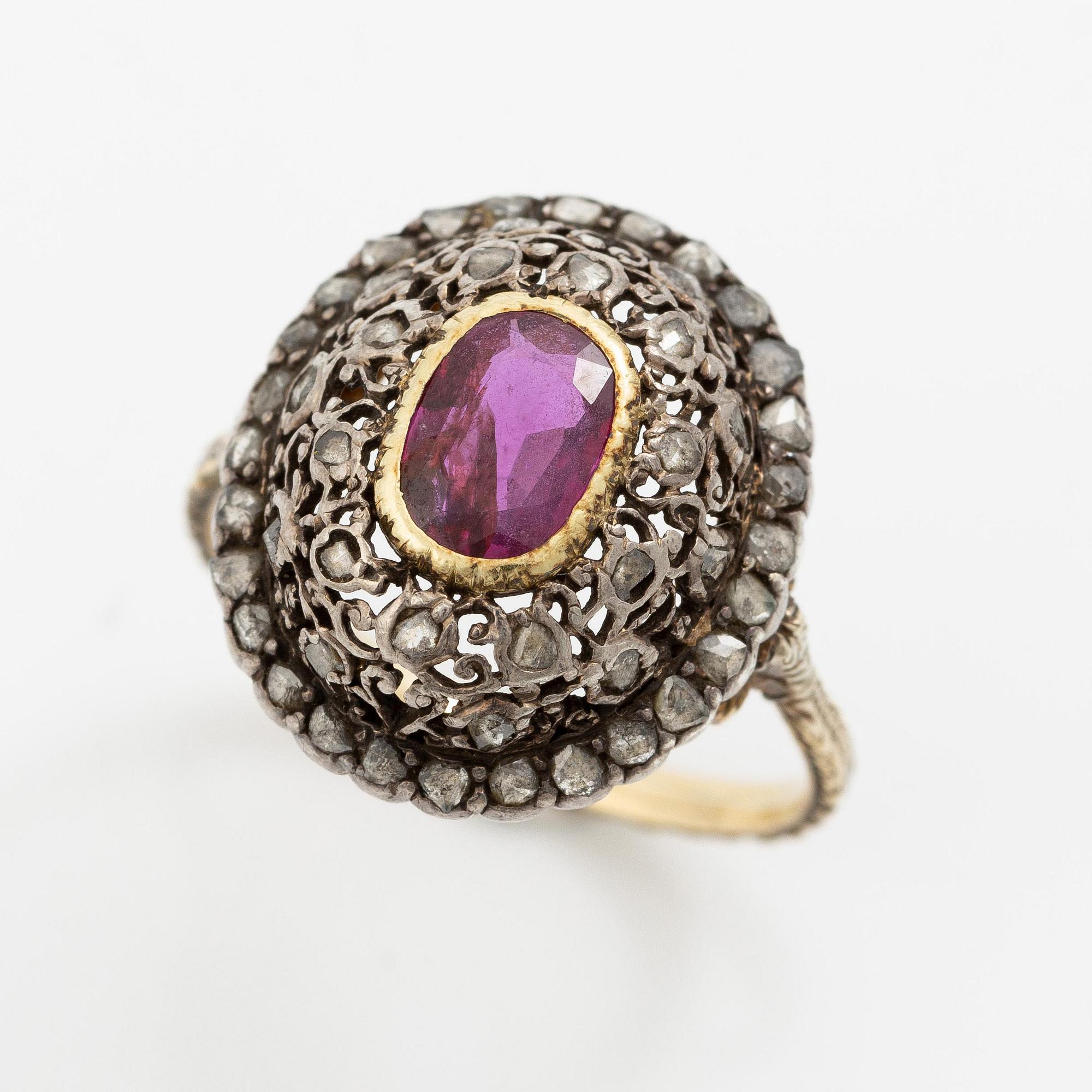 Buccellati ring 18K guld och silver med en fasettslipad rubin och rosenslipade diamanter.