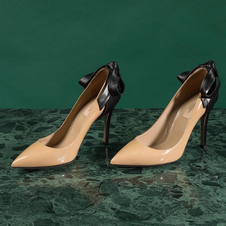 A pair of pumps by VALENTINO in size 36,5.