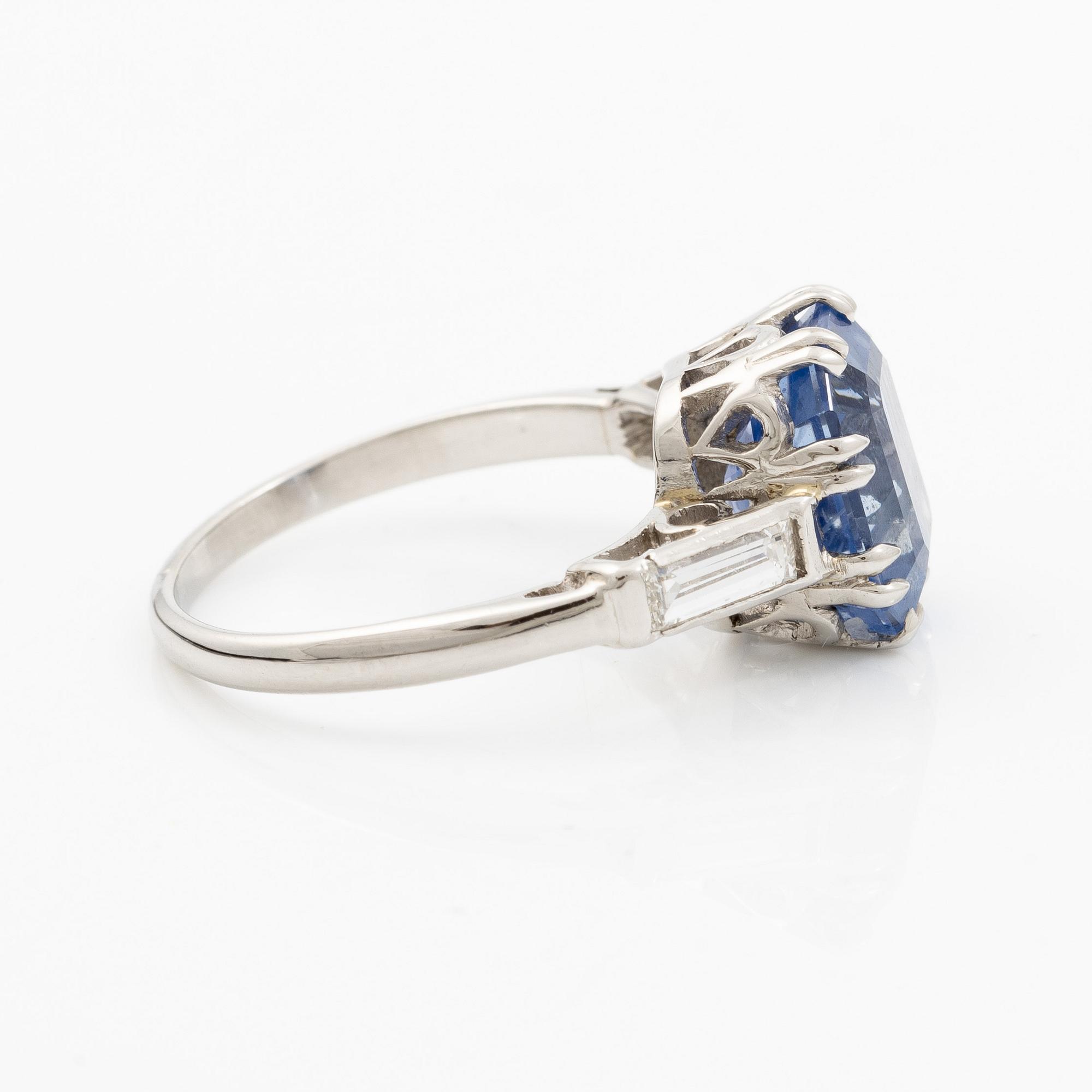 Ring platina med safir och baguetteslipade diamanter. Medföljande report GCS.
