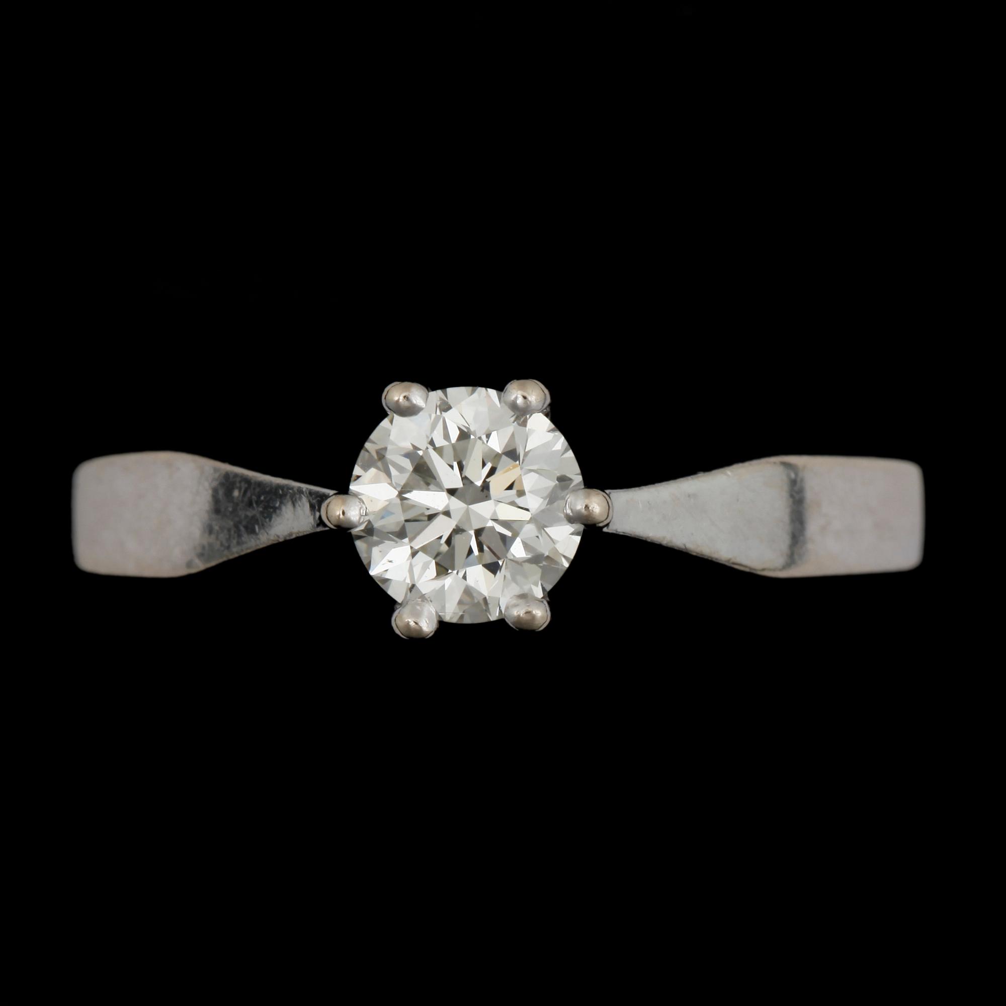 RING, 18k vitguld med briljantslipad diamant ca0,72ct enl gravyr. 2000-tal. Vikt 4g.