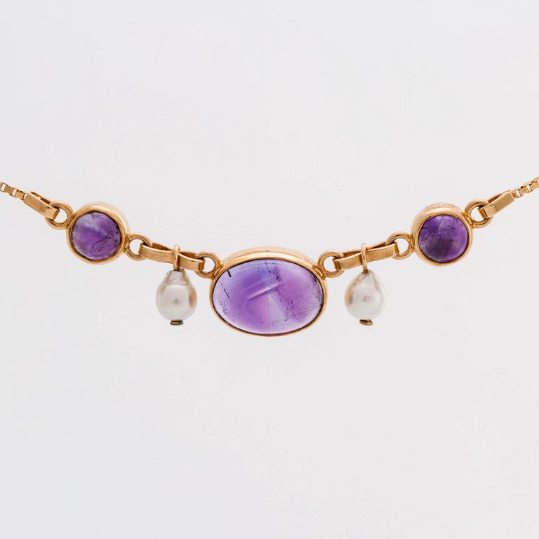 NECKLACE 18K gold w 1 larger amethyst approx 15 x 10 mm abd 2 smaller amethysts and 2 cultured pearls approx 6 mm.