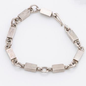 A Wiwen Nilsson necklace and bracelet, sterling silver,Lund 1967. Total weight 93 gram.