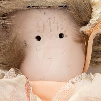 Girl doll, marked 1914, Shoenau & Hoffmeister or Mengersgereuth, Germany, circa 1920s.