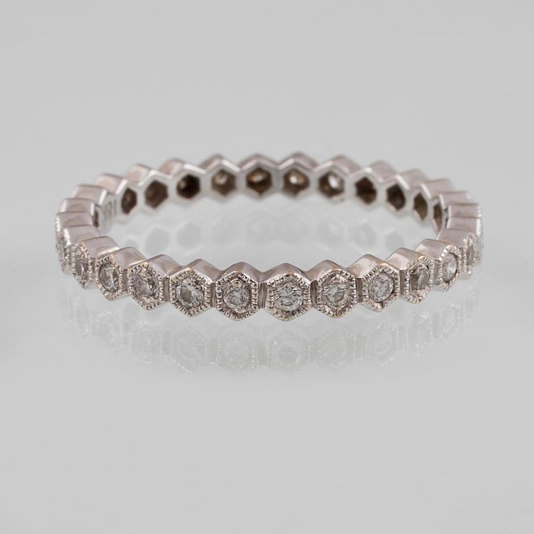 RING, 18K vitguld med briljantslipade diamanter. Vikt 1,8 gram.