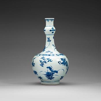 A blue and white vase, Transition, 17th Century.