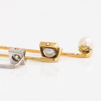 Kråsnålar, 3 st, briljantslipad diamant, pärlor, 14K och 18K guld och vitguld.