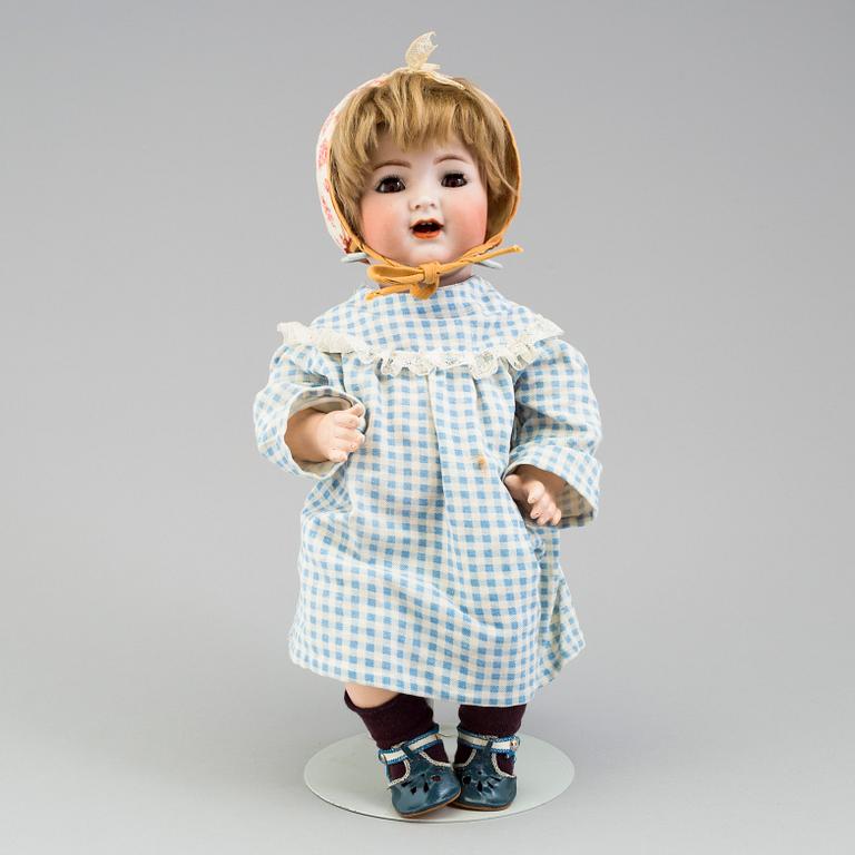 a porcelain doll by Simon & Halbig/Kämmer & Reinhardt ca 1914.