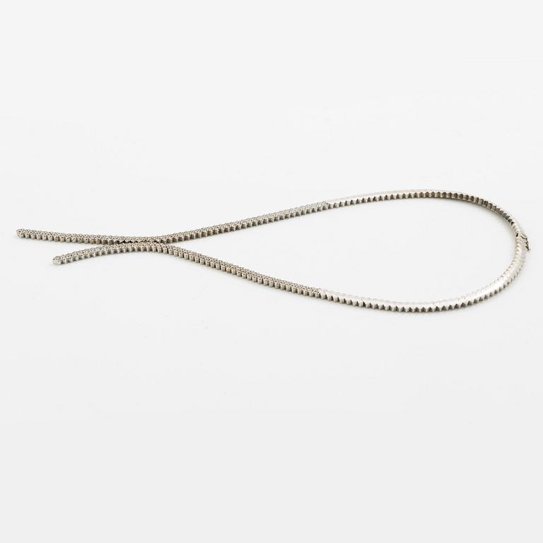 Collier 18K vitguld med briljantslipade  diamanter.
