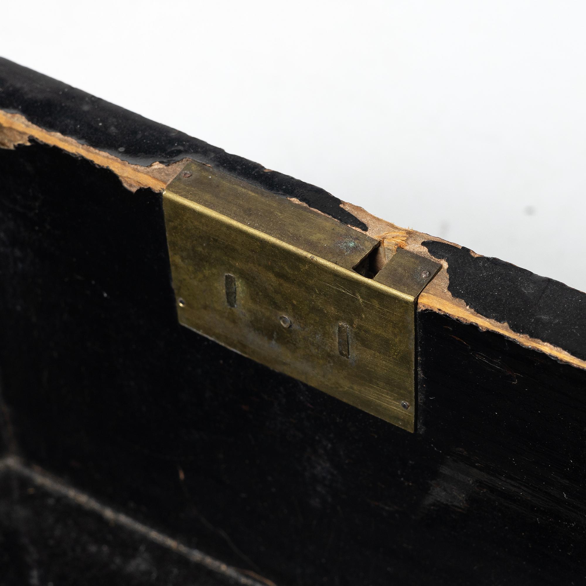 A Chinese laquered wooden box, around 1900.