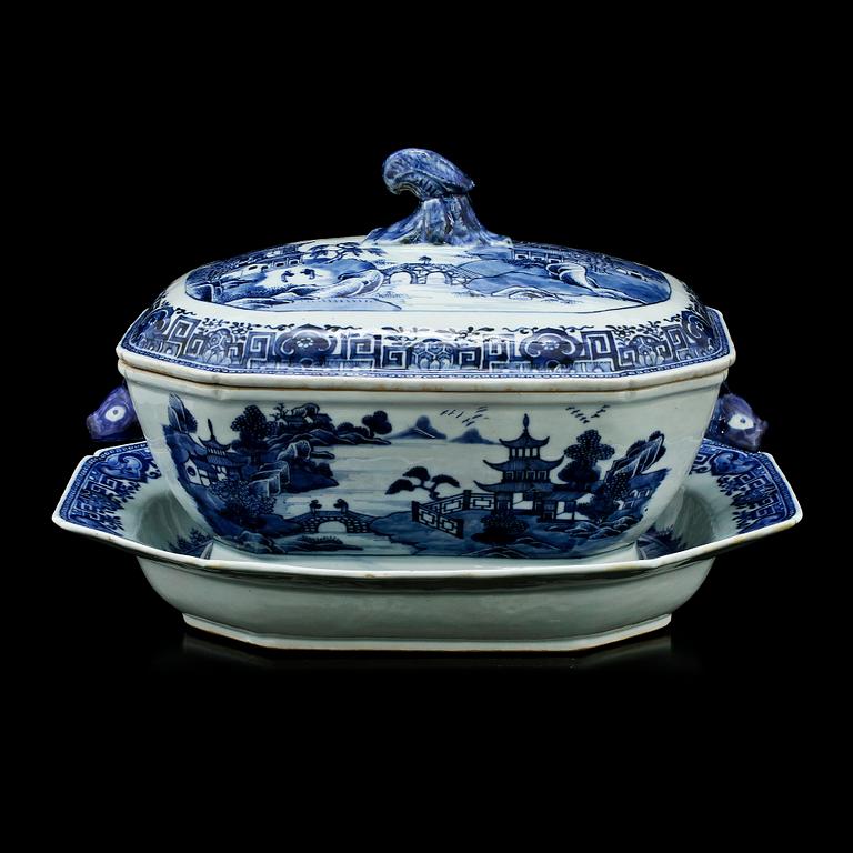 TERRIN MED LOCK OCH UNDERFAT, porslin, Kina, Qianlong, 1736 - 1795.