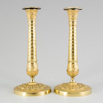 LJUSSTAKAR, ett par, förgylld brons, empire, 1800-talets första hälft.