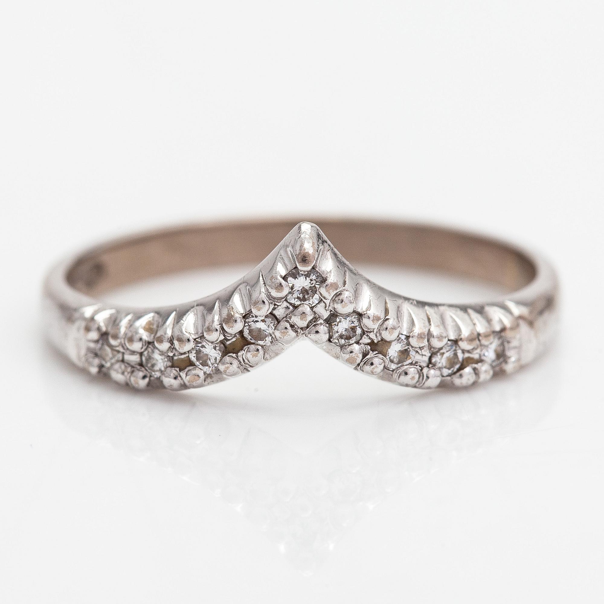 An 18K whitegold ring with diamonds approx 0.045 ct in total.