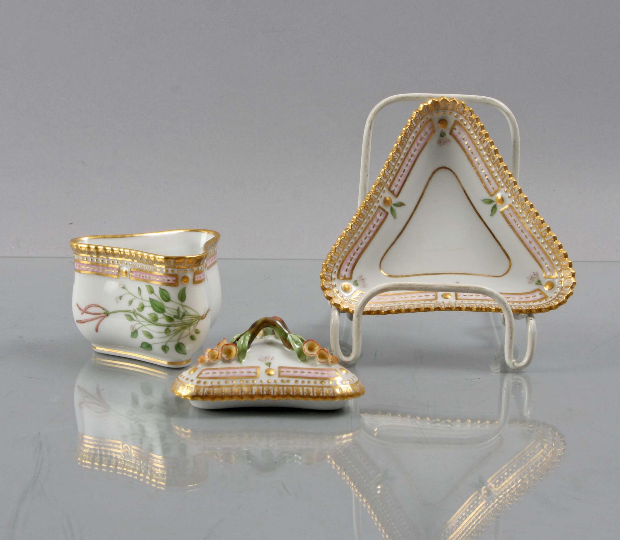 LOCKASK PÅ FAT, porslin. Royal Copenhagen "Flora Danica".