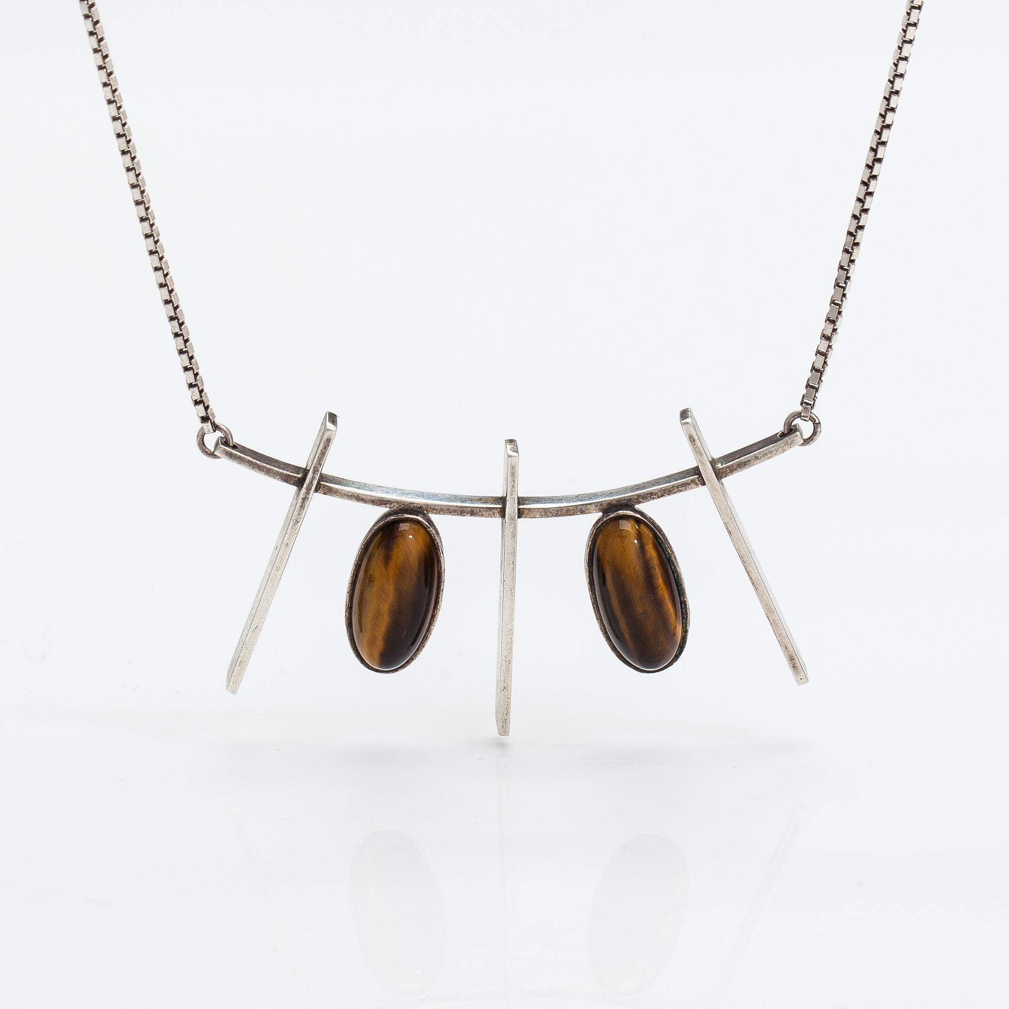 Kaulakoru, hopeaa ja tiikerinsilmää. Eero Eskelinen, Helsinki 1959.