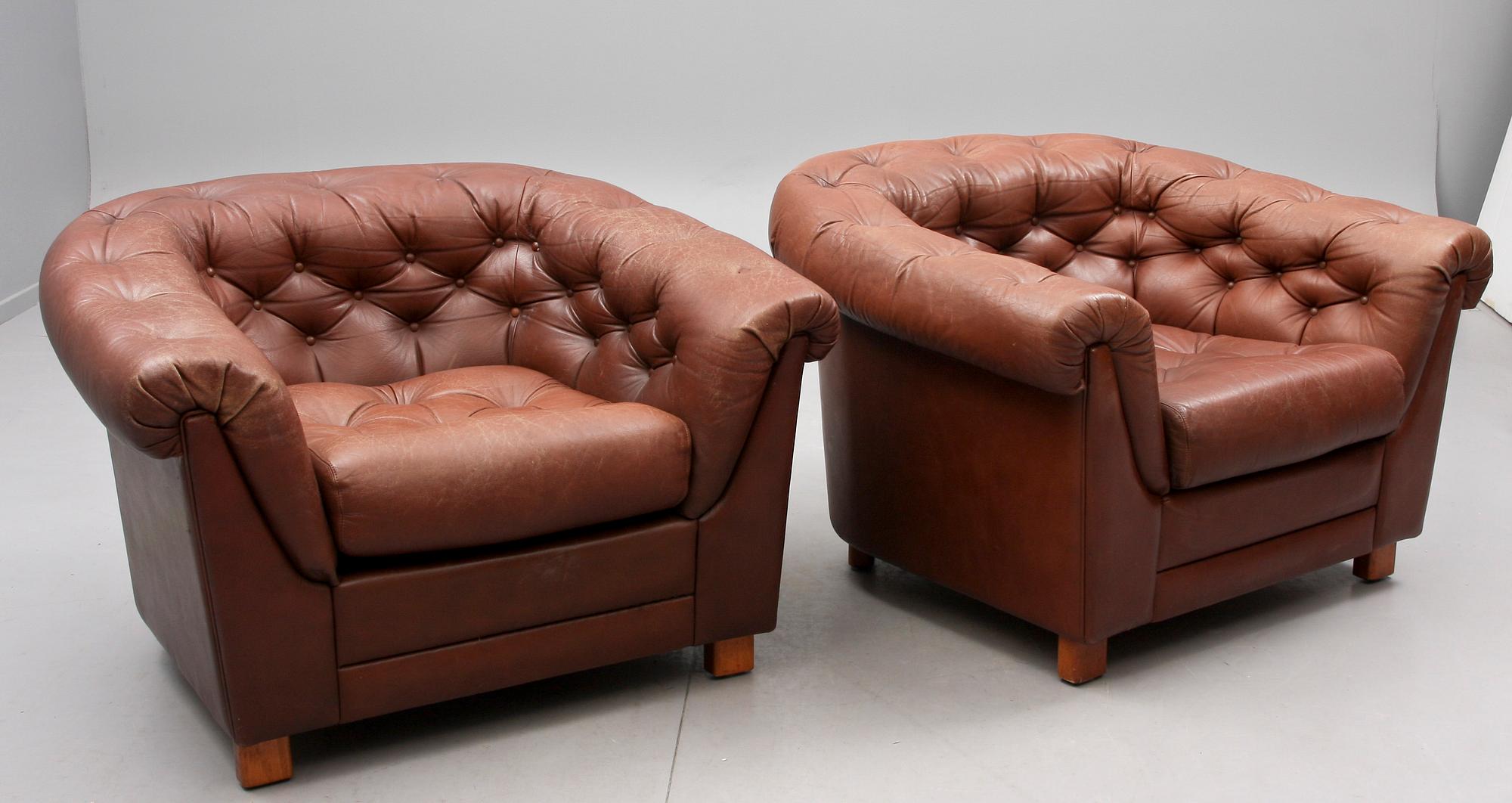 CLUBFÅTÖLJER, ett  par, 1960/70-tal.