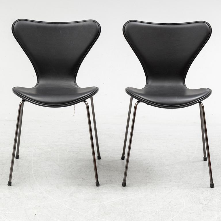 ARNE JACOBSEN, stolar, ett par, "Sjuan 3107 Black Edition" för Fritz Hansen, Danmark, 2016.