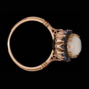 RING, 14k guld med opal och 18 små safirer. Vikt ca 5 gram.