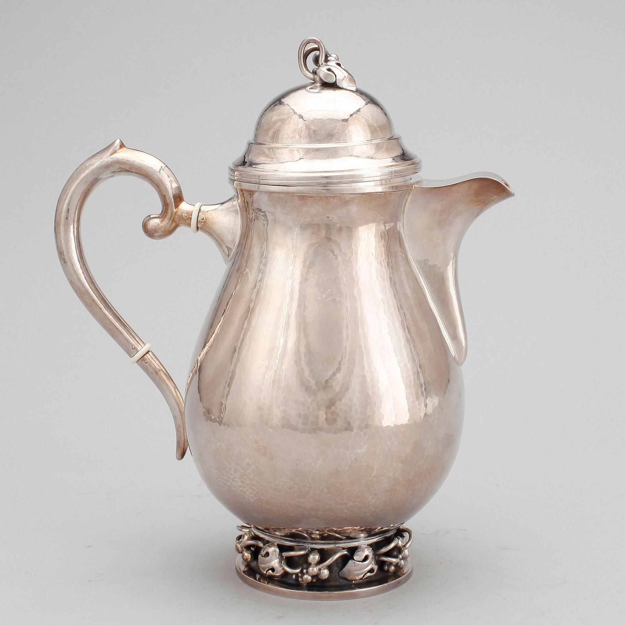 KAFFEKANNA, sterlingsilver, Dansk Guldsmede-Håndvaerk, Köpenhamn 1964-75. Vikt ca 633 g.