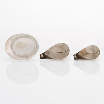 Pekka Piekäinen, A three-piece sterling silver serving set, marked PP, Platinoro, Turku 2000s.