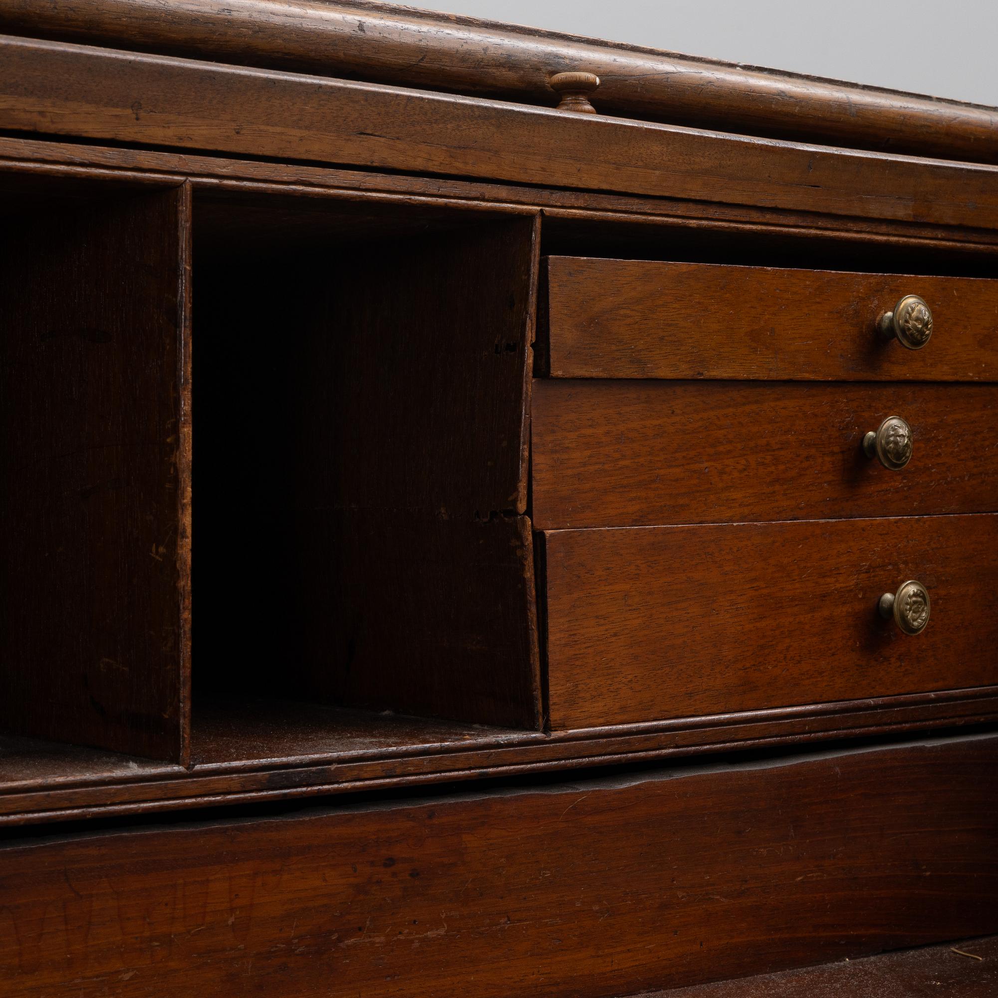 A chest of drawers, 19th Century.