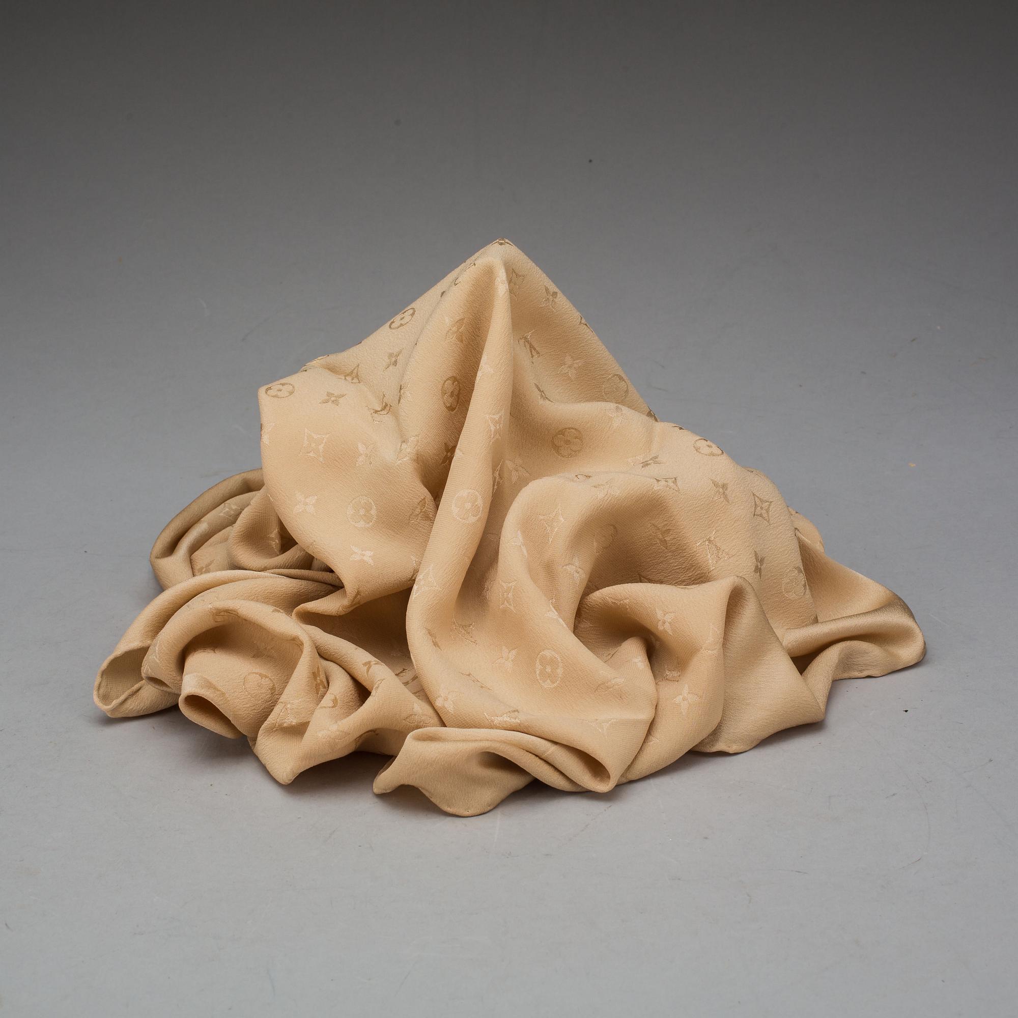 SCARF, 100% silke. Louis Vuitton, Paris.