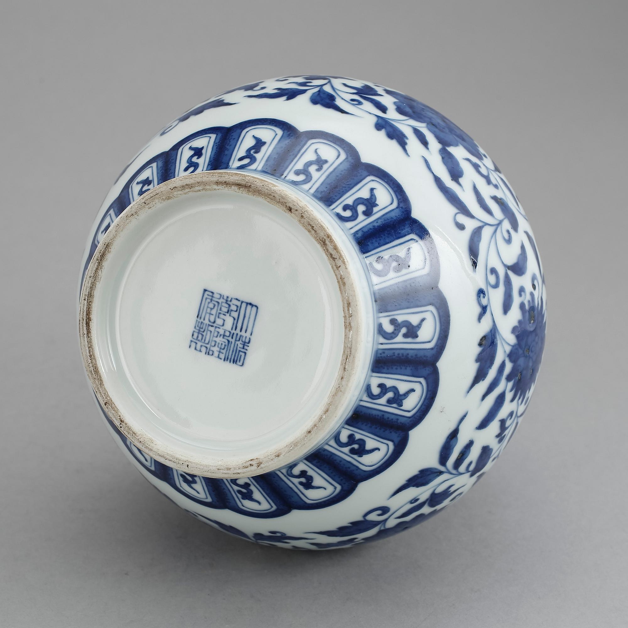 VAS / FLASKA, porslin. Kina, modern tillverkning med Qianlongs sigill.