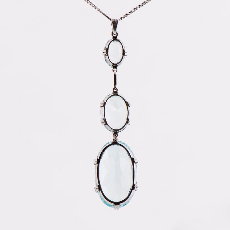 A PENDANT, facetted aquamarines, 18K white gold.