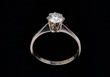 RING, briljantslipad diamant ca 0.58 ct. Stämplad RVH, Stockholm 1975. 18K vitt guld, vikt 2,2 g.