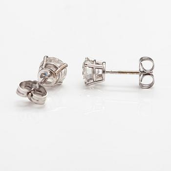 A pair of 141K white gold earrings with diamonds ca. 1.60 ct in total. With AIG certificate.