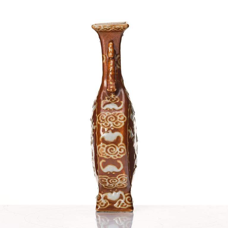 A Chinese slip decorated vase, Qing dynasty, 19th century.