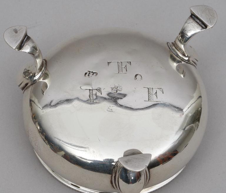 SALTKAR, ett par, silver, London 1767.