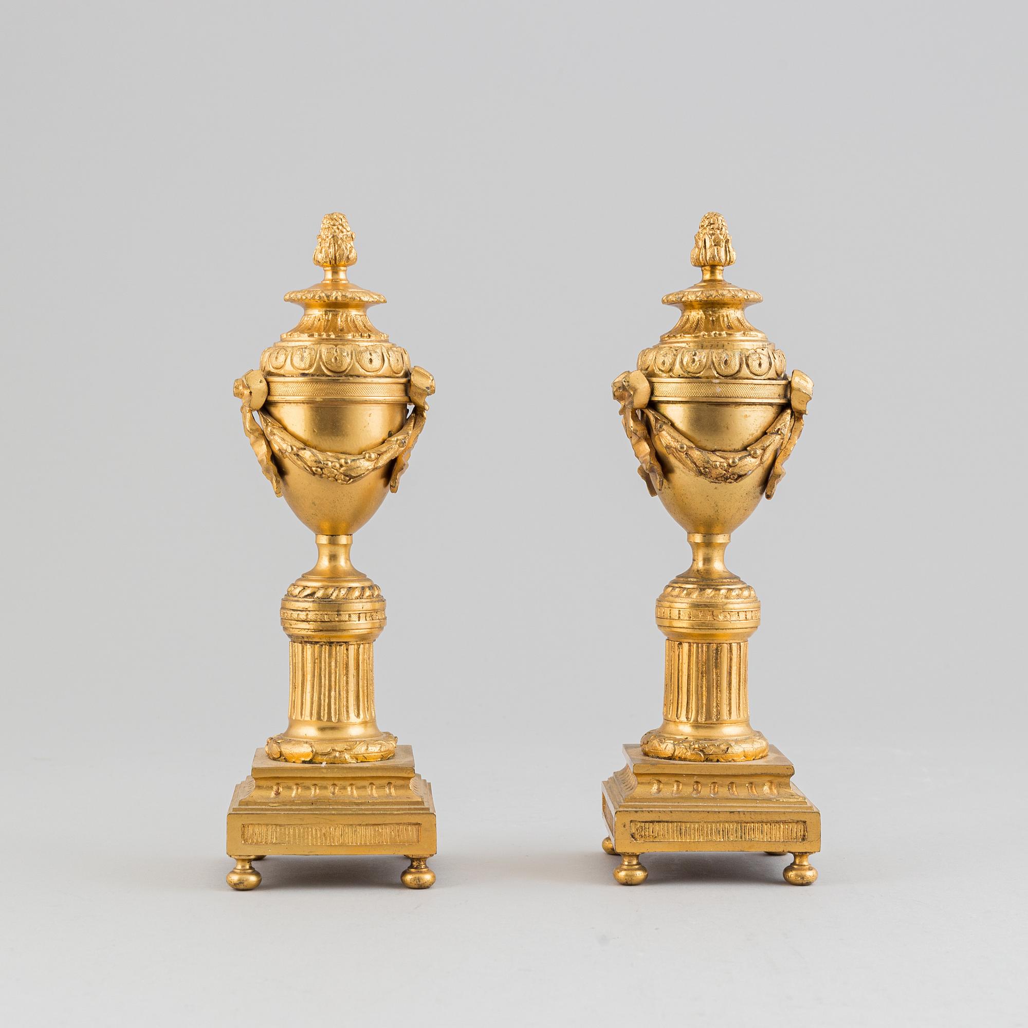 A pair of Empire style bronze cassolettes, 19/20th Century.