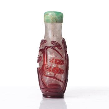 A peking glass snuff bottle with stopper, Qing dynasty, 19th Century.