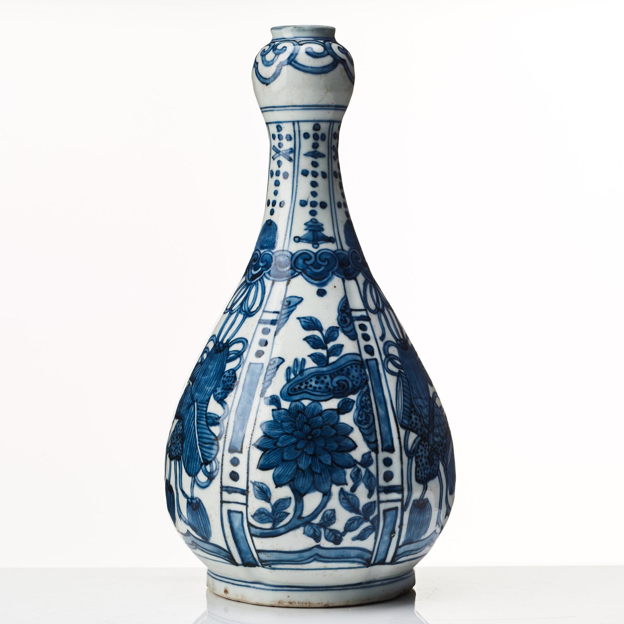 A blue and white bottle flask, Ming dynasty, Wanli (1572-1622).