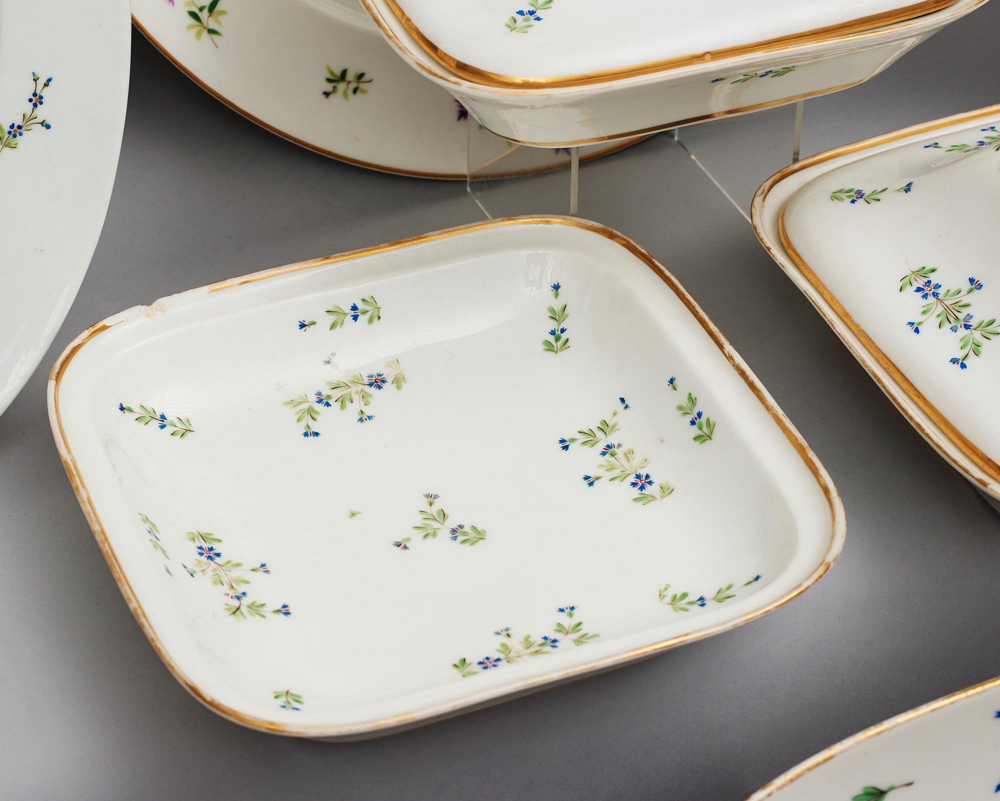 SERVISDELAR, 15 stycken, porslin. Frankrike, Paris, 1800-tal.
