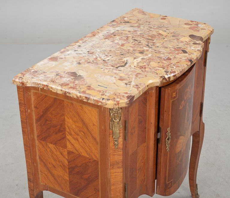 SKÅP med stenskiva, Louis XVI-stil, 1900-talets första hälft.