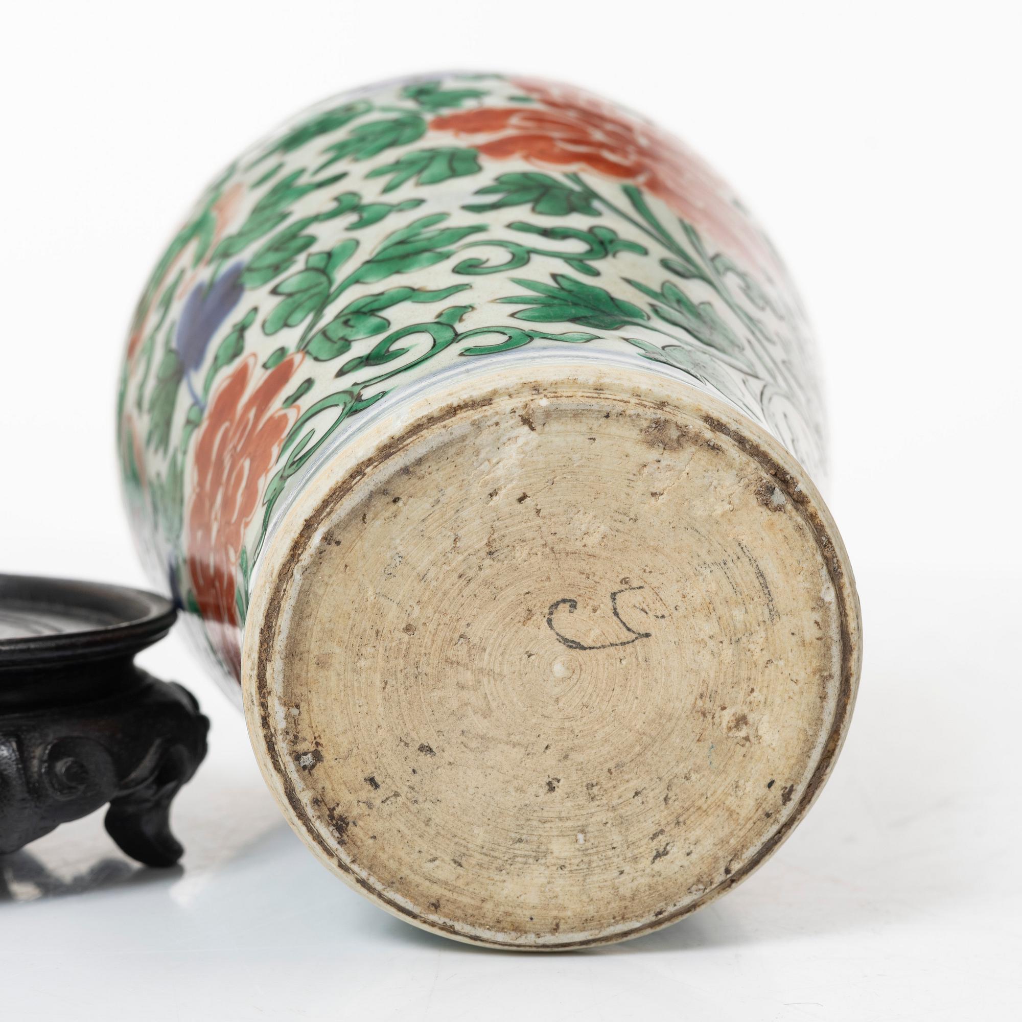 A wucai decorated vase, Transition, 17th century.