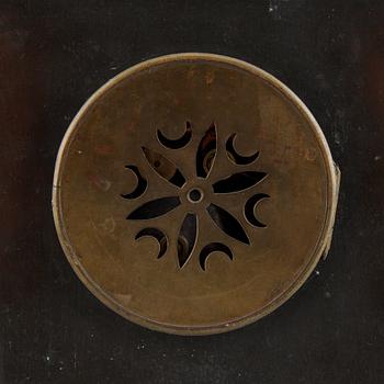 An early 20th Century mantle clock.