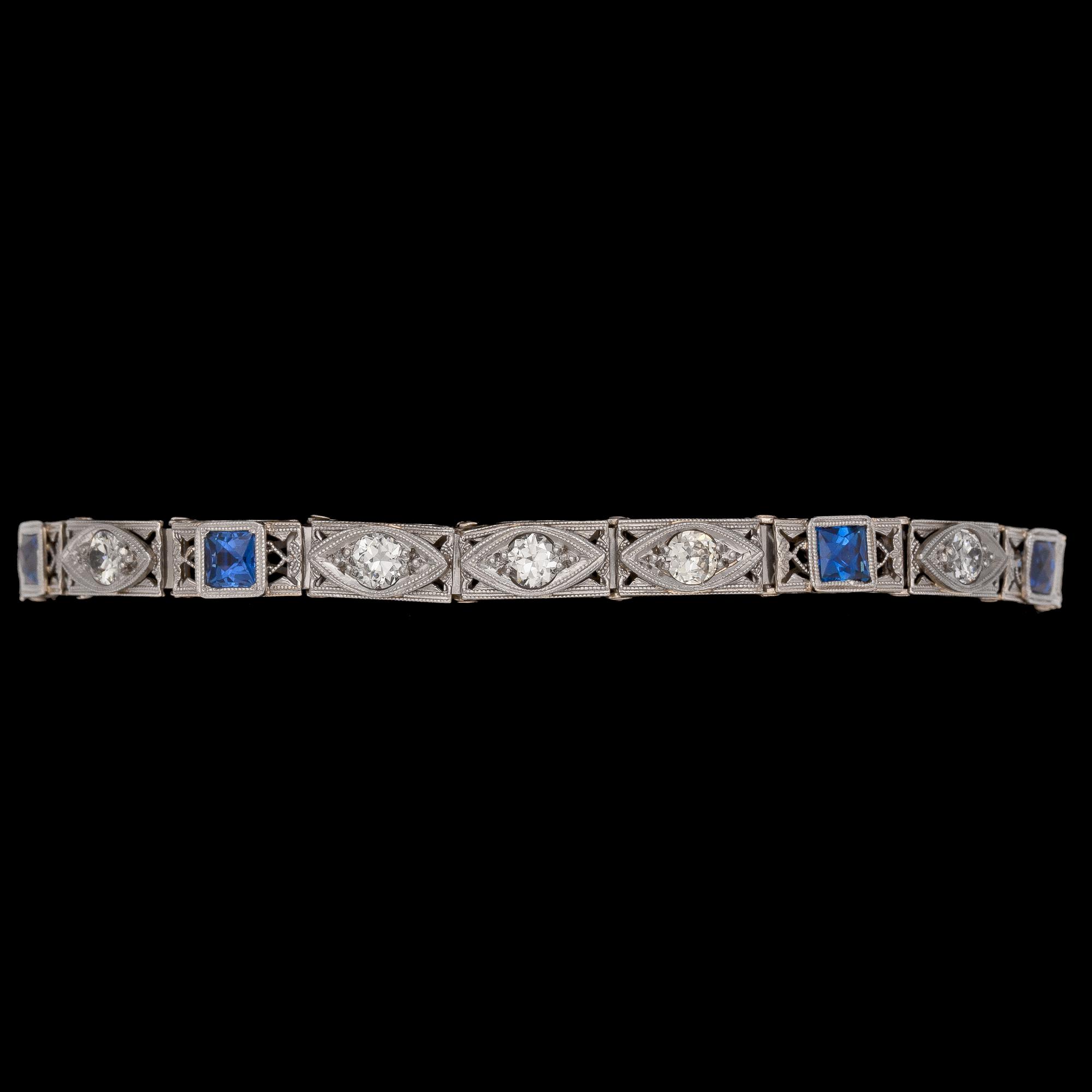 ARMBAND, fem briljantslipade diamanter, tot. ca 0.60 ct samt blå safirer.