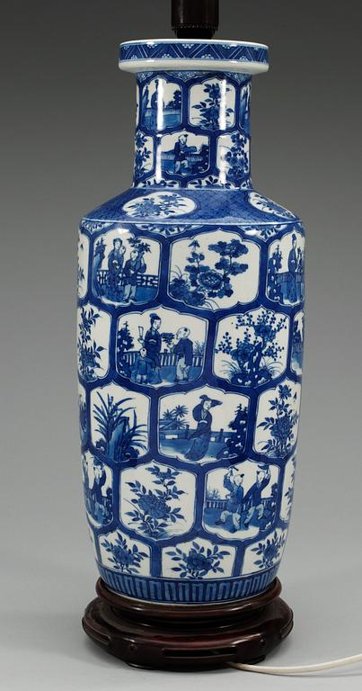A blue and white rouleau vase, Qing dynasty (1644-1912).