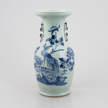 A Chinese porcelain vase, Qing dynasty, second half of the 20th Century.