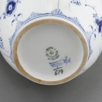SERVISDELAR, 27 st, porslin, "Musselmalet", Royal Copenhagen, Danmark, 1900-talets andra hälft.