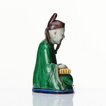 A famille verte figure of man playing the qin, Qing dynasty, Kangxi (1662-1722).