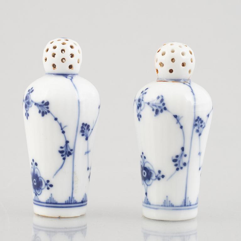 A pair of 'Blue Fluted' / 'Musselmalet rifflet' Salt- and pepper shakers, Royal Copenhagen, model 439, 19th century.