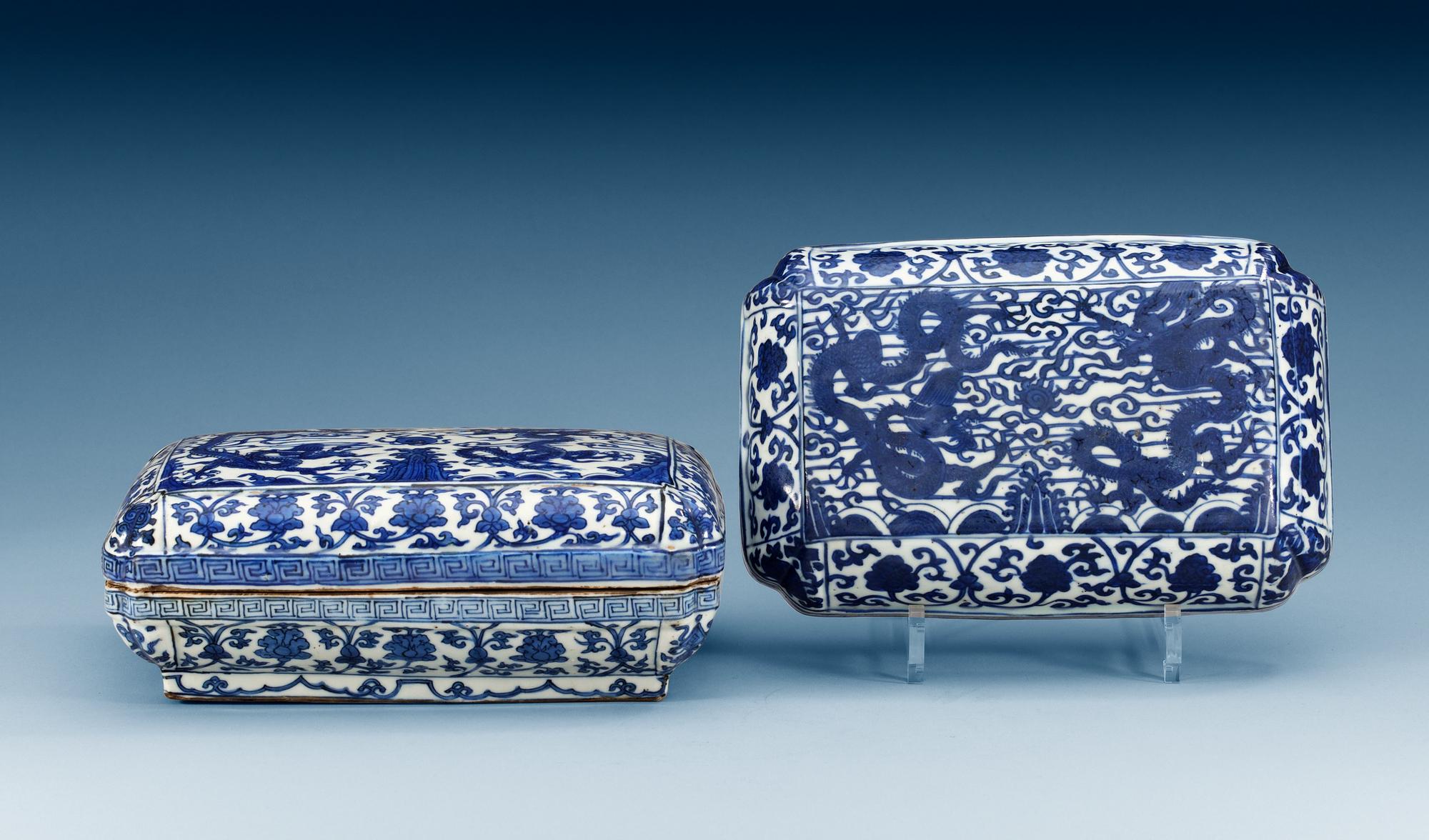 A blue and white 'dragon' box with cover, Ming dynasty with Wanli´s six character mark and of the period (1573-1619).