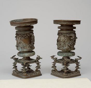 VASER, ett par, brons. Japan, Meiji (1886-1912).
