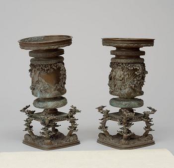 A pair of richly decorated Japanese bronze vases, period of Meiji (1868-1912).