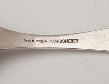 PARTI SILVER, 26 delar, bland annat moccaskedar firma Christian F Heise, Köpenhamn. Vikt ca 508 gram.